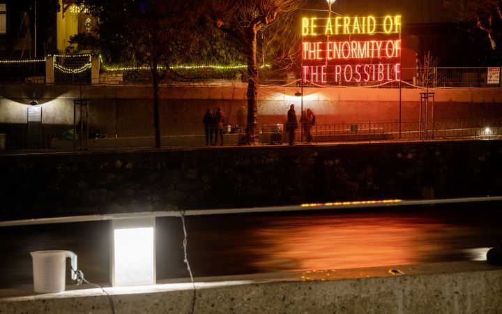 Neon-Installation von Alfredo Jaar in Ennetbaden